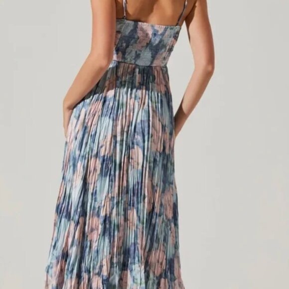 Astr the Label Maeve Pleated Floral Midi Dress: Size Medium - Picture 2 of 5
